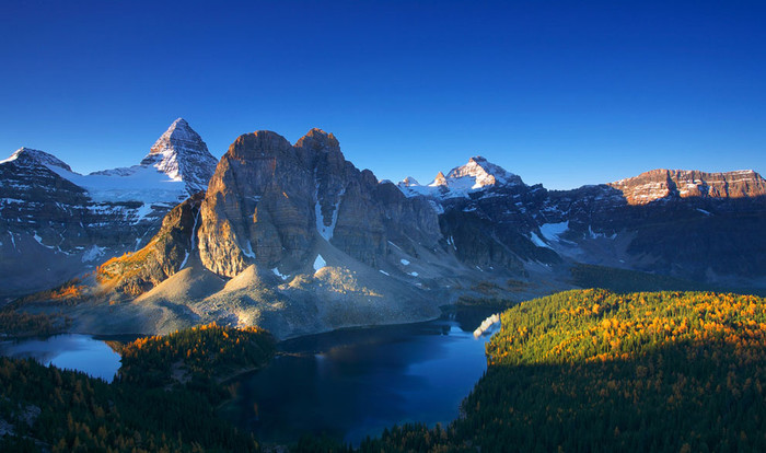 Đỉnh Assiniboine và Sunburst trong một sáng mùa thu đẹp tại biên giới Canada. Ảnh Henry Liu. Đỉnh Assiniboine và Sunburst trong một sáng mùa thu đẹp tại biên giới Canada. Ảnh Henry Liu.