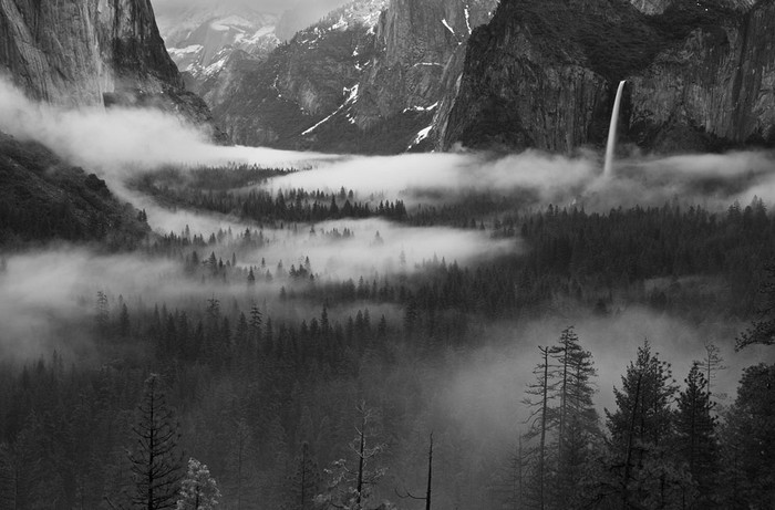 Thung lũng Yosemite trong một sớm sương mù tháng 4. Ảnh Hong Zeng. Thung lũng Yosemite trong một sớm sương mù tháng 4. Ảnh Hong Zeng.
