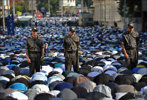 Tác phẩm "The Feast of Eid al-Fitr in Moscow" của Artem Zhitenev Tác phẩm "The Feast of Eid al-Fitr in Moscow" của Artem Zhitenev