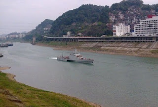 Trong tương lai, có khả năng Trung Quốc sẽ chế tạo phiên bản lớn hơn của loại tàu này, trong đó boong tàu có thể chứa được xe quân sự và tàu nhẹ cho các đơn vị hoạt động đặc biệt. Trong tương lai, có khả năng Trung Quốc sẽ chế tạo phiên bản lớn hơn của loại tàu này, trong đó boong tàu có thể chứa được xe quân sự và tàu nhẹ cho các đơn vị hoạt động đặc biệt.