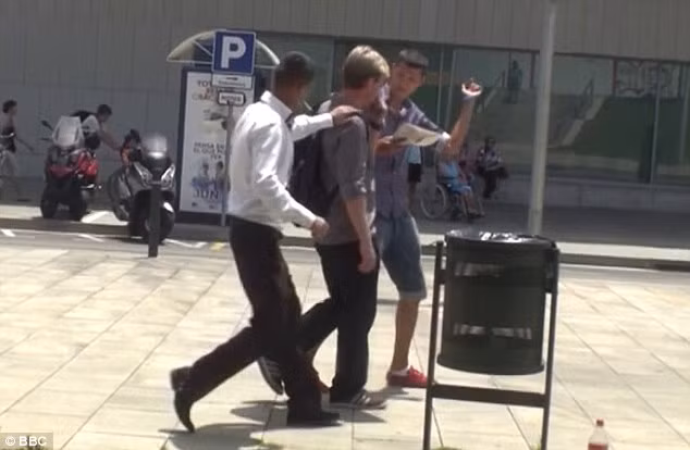 Kẻ thứ 2 sẽ lợi dụng sơ hở móc ví, điện thoại, máy tính bảng của nạn nhân.