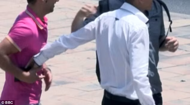 Món đồ lấy cắp được sẽ được chuyển qua tay kẻ thứ 3 đứng loanh quanh gần đó, kẻ có trách nhiệm nhanh chóng đem giấu món hàng.