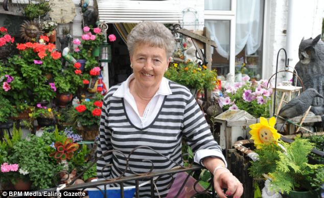 Bà Jean Moles, người phát hiện ra con chim bồ câu hồng quý hiếm. Bà Jean Moles, người phát hiện ra con chim bồ câu hồng quý hiếm.