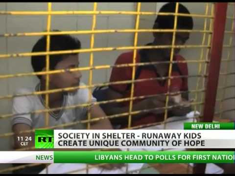 Trẻ em đường phố Ấn Độ tới giao dịch tại hệ thống ngân hàng dành riêng cho mình.