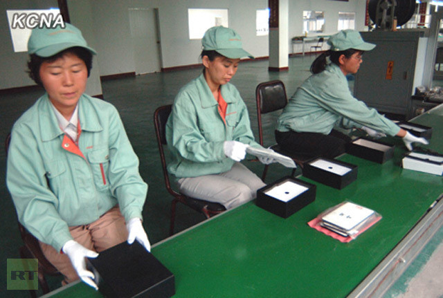 Công nhân Triều Tiên tại xưởng lắp ráp máy tính bảng do nước này tự sản xuất. Ảnh KCNA Công nhân Triều Tiên tại xưởng lắp ráp máy tính bảng do nước này tự sản xuất. Ảnh KCNA