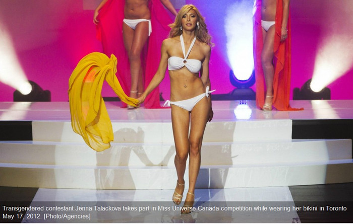 Jenna trong màn trình diễn áo tắm tại vòng chung kết cuộc thi. Jenna trong màn trình diễn áo tắm tại vòng chung kết cuộc thi.