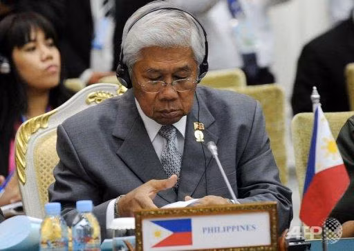 Bộ trưởng Quốc phòng Philippines Voltaire Gazmin. Ảnh AFP