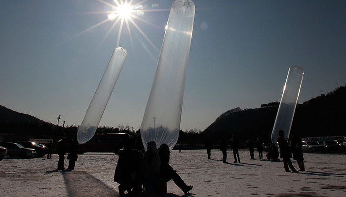 Hàn Quốc thả bóng tuyên truyền sang Triều Tiên. Ảnh Reuters Hàn Quốc thả bóng tuyên truyền sang Triều Tiên. Ảnh Reuters