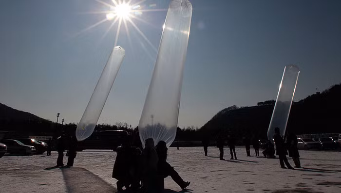 Hàn Quốc thả bóng tuyên truyền sang Triều Tiên. Ảnh Reuters Hàn Quốc thả bóng tuyên truyền sang Triều Tiên. Ảnh Reuters