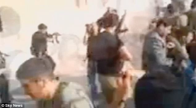 Phiến quân Syria nổ súng vào những người đàn ông không vũ trang.