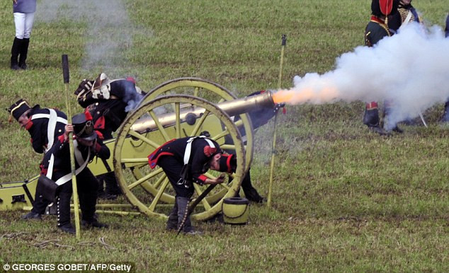 Đại bác được huy động tham gia tái hiện trận chiến đấu.