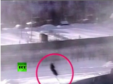 Trực thăng kéo Shestakov phía trên nhà tù trong quá trình vượt ngục.