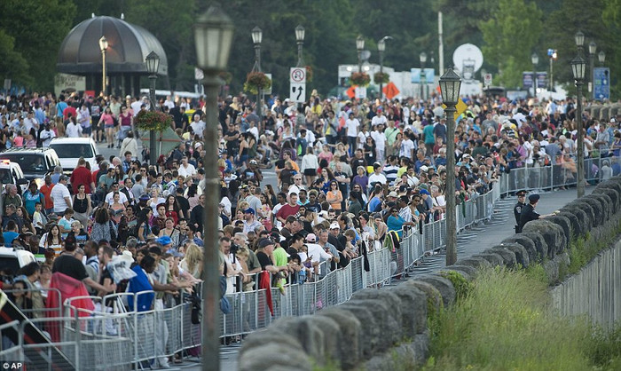 Người dân tập trung hai bên bờ thác nửa ngày trước khi màn trình diễn của Wallenda bắt đầu.