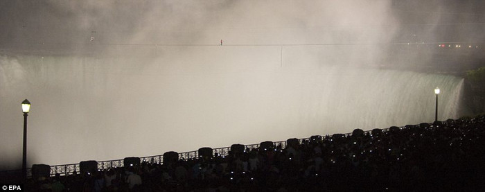 Đây là kỷ lục Guiness thứ 7 của Niks Wallenda. Trước đó, anh đã lập 6 lỷ lục Guiness, trong đó có kỷ lục đi xe đạp trên dây dài nhất và chồng người trên dây thành Kim tự tháp cao nhất (đều không có dây bảo hiểm).