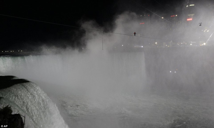 Wallenda trên đường tới bờ bên kia của thác Niagara, thuộc lãnh thổ của Canada