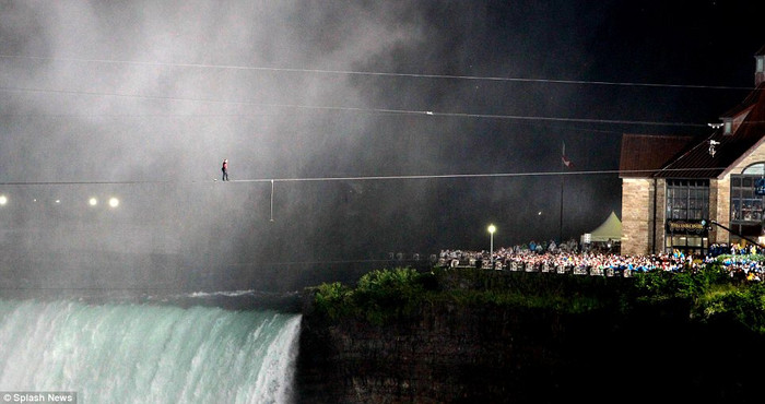 Hàng ngàn người hâm mộ chờ Wallenda tại Canada.