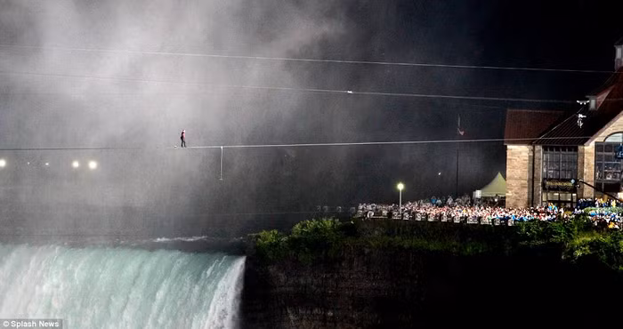 Hàng ngàn người hâm mộ chờ Wallenda tại Canada.