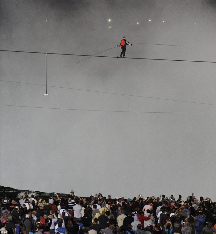 Đám đông tại bang New York cổ vũ Wallenda bắt đầu thử thách của mình.
