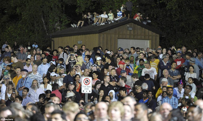 Không đủ chỗ cho những người hâm mộ muốn xem trực tiếp màn trình diễn mạo hiểm của Wallenda.