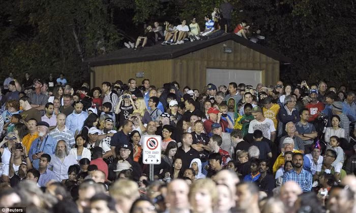 Không đủ chỗ cho những người hâm mộ muốn xem trực tiếp màn trình diễn mạo hiểm của Wallenda.