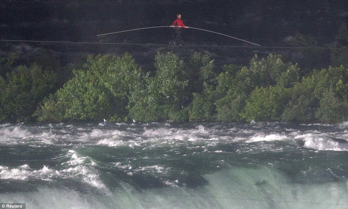 Gia đình anh tới Mỹ năm 1928 và nhanh chóng trở nên nổi tiếng tại đây. Tuy nhiên, nghề nghiệp đã cướp đi tính mạng của hai thành viên trong nhà Wallenda, trong đó có ông nội anh qua đời năm 1978.
