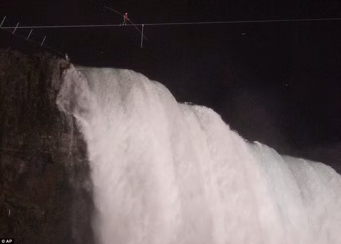 Gia đình Wallenda có truyền thống biểu diễn đã hơn 200 năm, trong đó có màn biểu diễn tập thể nổi tiếng của hai thành viên trên không.