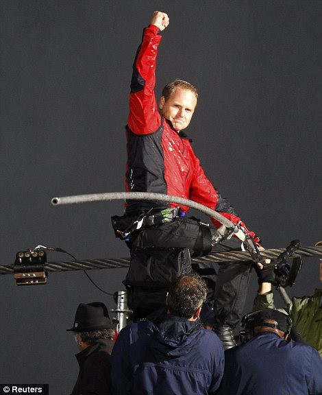 Anh đã hoàn thành chuyến đi trong 30 phút đầy căng thẳng, sớm hơn 10 phút so với dự kiến ban đầu.