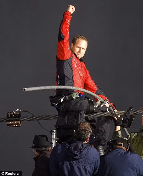 Anh đã hoàn thành chuyến đi trong 30 phút đầy căng thẳng, sớm hơn 10 phút so với dự kiến ban đầu.