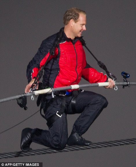 Ước tính có khoảng 125.000 người ở phía Canada và 4.000 ở phía Mỹ đến xem màn trình diễn của Wallenda.