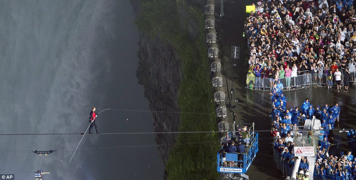 Wallenda cũng đã không giấu nổi niềm vui khi chứng kiến đám đông đang háo hức chờ anh ở Canada.
