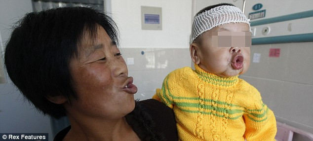 Lệ bắt chước bà ngoại làm xấu. Lệ bắt chước bà ngoại làm xấu.