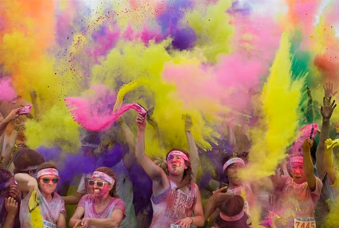 Những người tham gia thi chạy Run Color (dài 5 km) tung bột màu kết thúc cuộc thi tại công viên lớn ở Irvine, California, ngày 22/4.