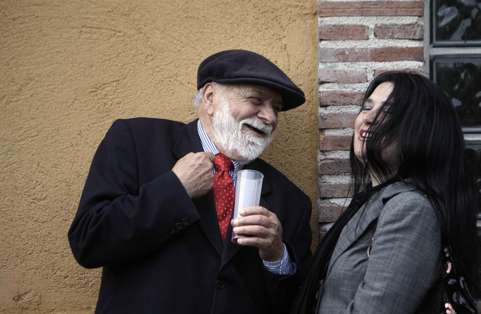 Ông Bernardo, 77 tuổi, nói chuyện với một phụ nữ trẻ trong một cuộc họp về giới tính tại ngôi làng nhỏ có số lượng nam giới áp đảo nữ giới ở Candeleda, Tây Ban Nha ngày 21/4. 68 phụ nữ đã tình nguyện rời Madrid tới ngôi làng này để gặp gỡ những người đàn ông địa phương tìm kiếm cơ hội "kết bạn đời" nhằm giải quyết sự chênh lệch giới tính cho ngôi làng này.