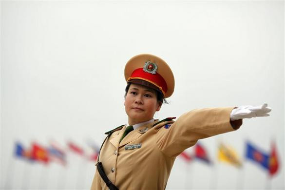 Nữ cảnh sát giao thông hướng dẫn đoàn đại tới tham gia Hội nghị thượng đỉnh ASEAN lần 16 tại Hà Nội ngày 7/4/2010