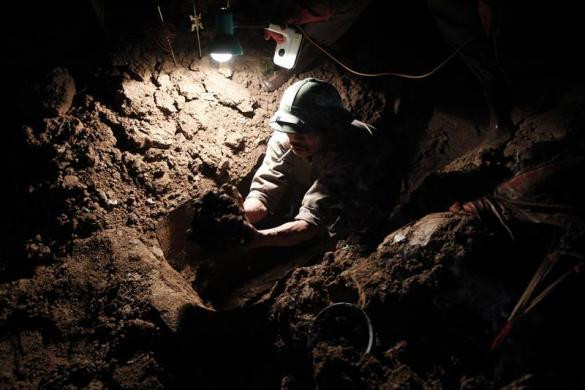 Người đàn ông bốc mộ trong một lễ cải táng tại nghĩa trang Văn Điển ngày 19/12/2011