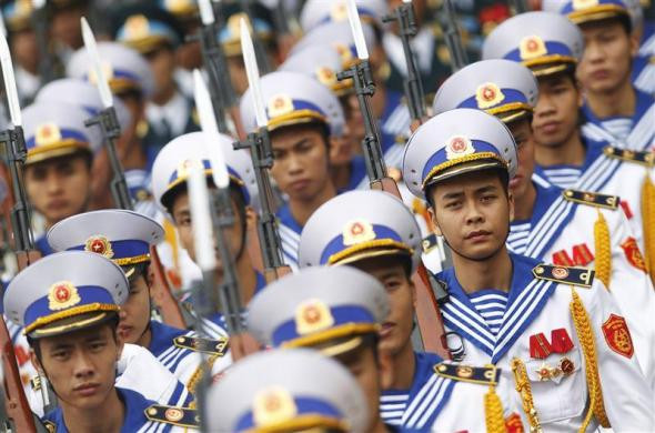 Các thành viên đội danh dự diễu hành trước lễ đón tiếp Tổng thống Kazakhstan Nursultan Nazarbayev tại Phủ Chủ tịch ngày 31/10/2011