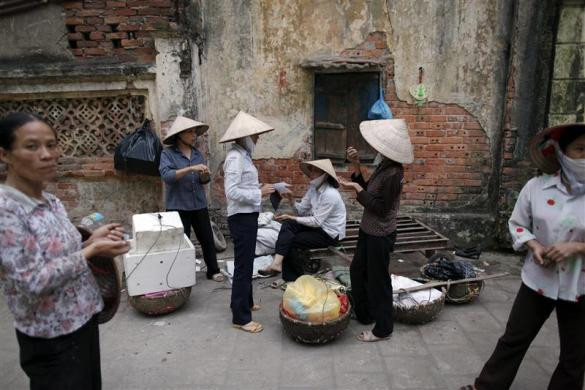 Những nữ phu hồ nghỉ ngơi sau một ngày làm việc tại trung tâm thành phố Hà Nội ngày 27/10/2010