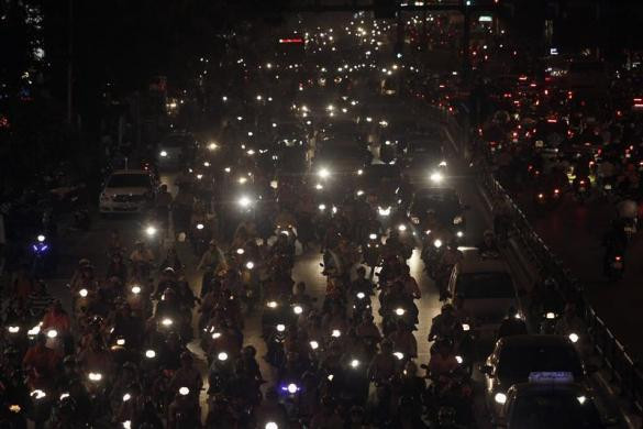 Xe cộ đi lại tấp nập trên đường phố Hà Nội trong tối ngày 27/10/2011