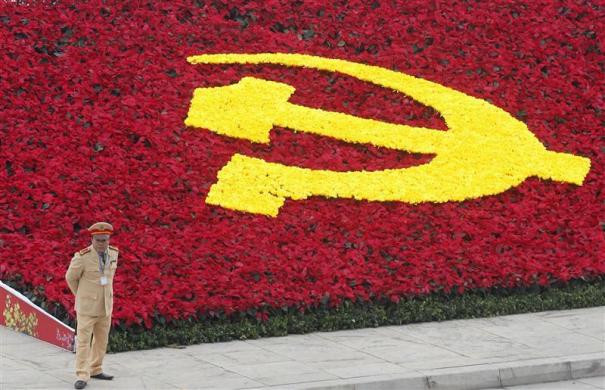 Một cảnh sát giao thông đứng làm nhiệm vụ tại Trung tâm Hội nghị Quốc gia, nơi diễn ra Đại hội Đảng lần 11 ngày 12/1/2011