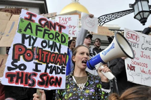 Người Mỹ tham gia biểu tình Chiếm phố Wall phản đối giới ngân hàng đang làm tổn hại nước Mỹ.