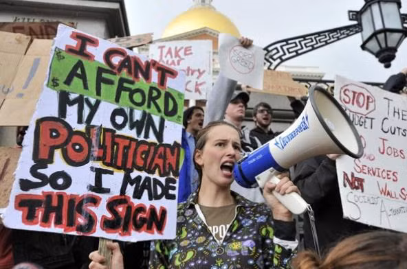 Người Mỹ tham gia biểu tình Chiếm phố Wall phản đối giới ngân hàng đang làm tổn hại nước Mỹ.