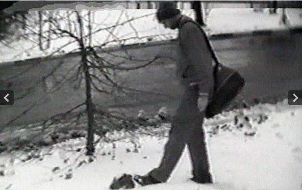 Ảnh chụp cho thấy một người đàn ông đá vào hòn đá giả trên đường phố Moscow năm 2006