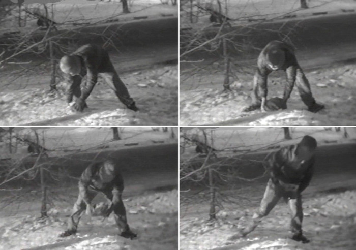 Ảnh kẻ tình nghi mang hòn đá giả trên đường phố Moscow