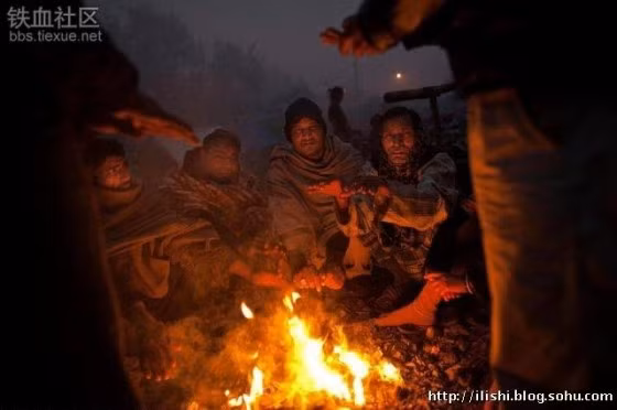 Tề tựu quanh đống lửa sưởi ấm trong đêm