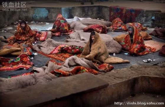 Những người đàn ông vô gia cư thức giấc sau một đêm dài lạnh giá Những người đàn ông vô gia cư thức giấc sau một đêm dài lạnh giá