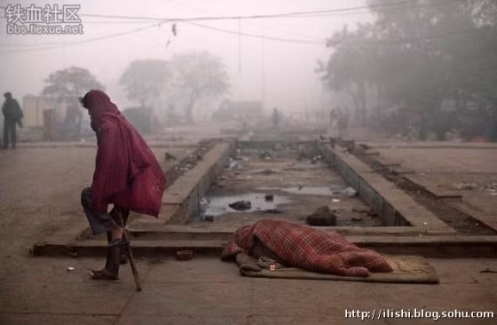 Những người không may mắn tìm được giường thì sẽ ngủ ở mọi chỗ trống mà họ tìm thấy.