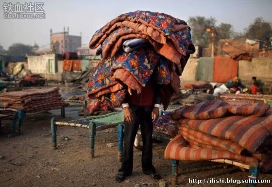 Chõng tre và chăn dường như là tài sản duy nhất mà họ có.
