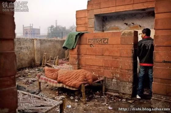 Mỗi căn nhà của những người vô gia cư sống tại đây là một chiếc chõng tre với chiếc chăn cũ nát như thế này.