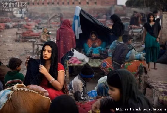 Các gia đình người vô gia cư sinh hoạt trên chõng tre được kê san sát nhau quanh năm không có thứ gì che chắn trên đầu.