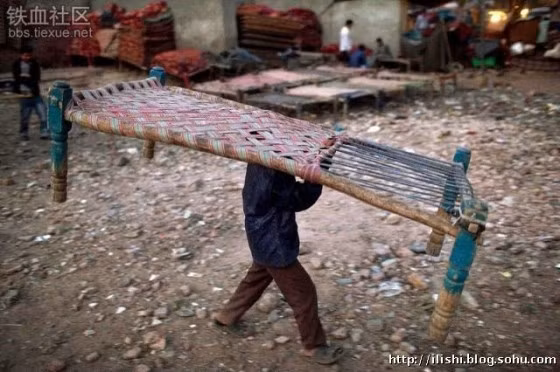 Nhà và giường là những chiếc chõng tre như thế này